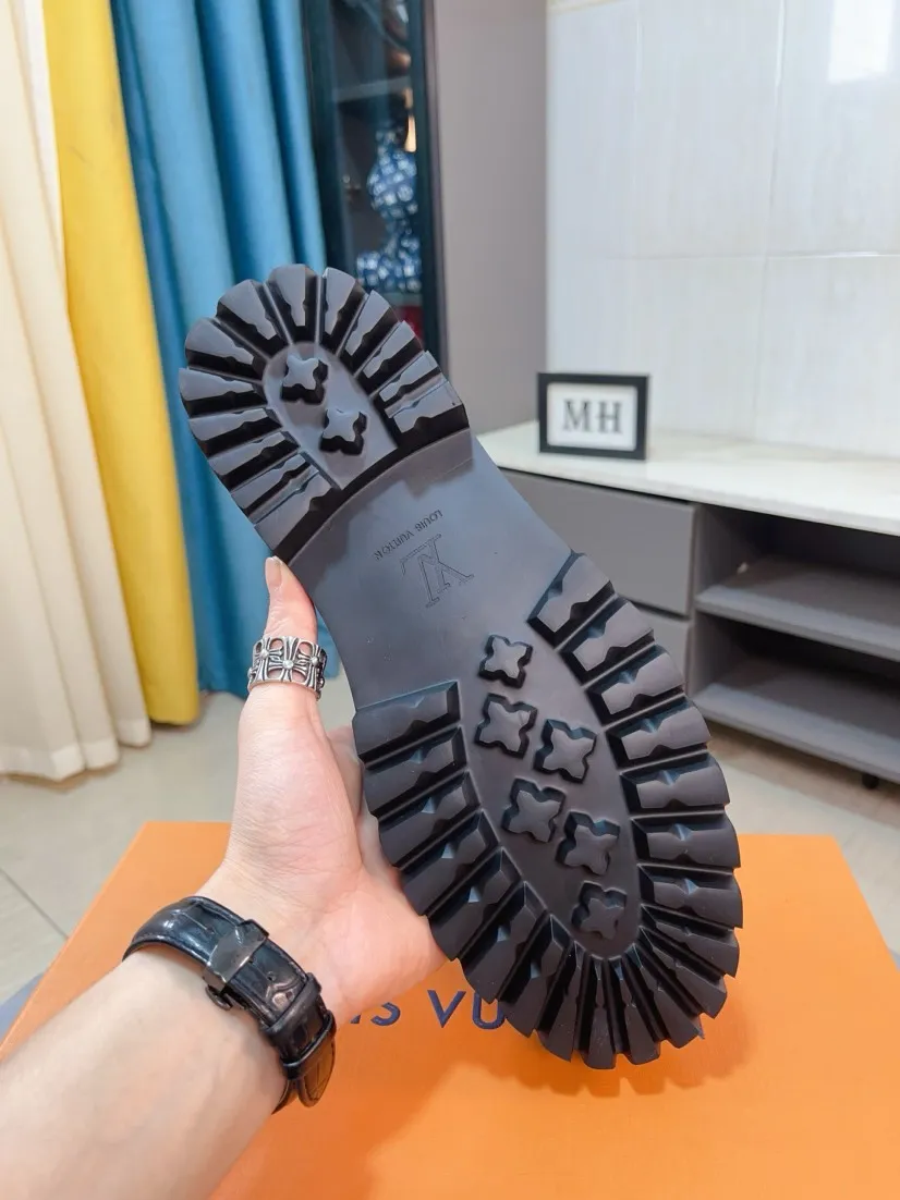 Men's shoes💰 660🌹🌹High version [LV] Louis Vuitton's popular casual leather shoes🎖Fashionable and elegant🎖🎖Material: Original imported open-edge beaded cowhide, washed cowhide leather lining, original open-molded rubber outsole, high-end and classy, ​​elegant quality, instantly transforming into a handsome man when you step on the foot❤❤Standard\nNumber of sizes: 39-44, 38, 45 customized